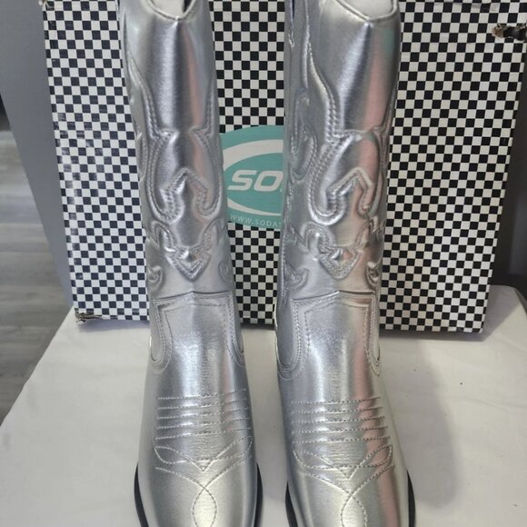 Soda Women's Faux Leather Silver Cowboy Cowgirl Mid Block Heel Boots Sz 9 NIB - Picture 4 of 4